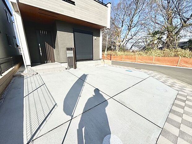 セカンドカーや来客時にも便利なカースペース2台分ございます。