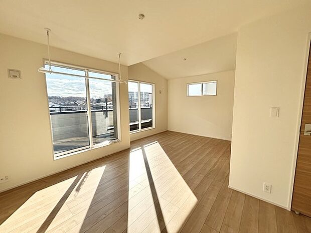 大きな開口部から明るい光が差し込む、日中の室内の明るさがこの部屋の魅力です。