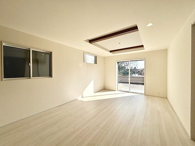 家族団欒のリビング。陽光差し込む食卓には家族の会話とスマイルが溢れます。いつまでもここで食卓を囲みたくなる、そう感じさせてくれるスペース。