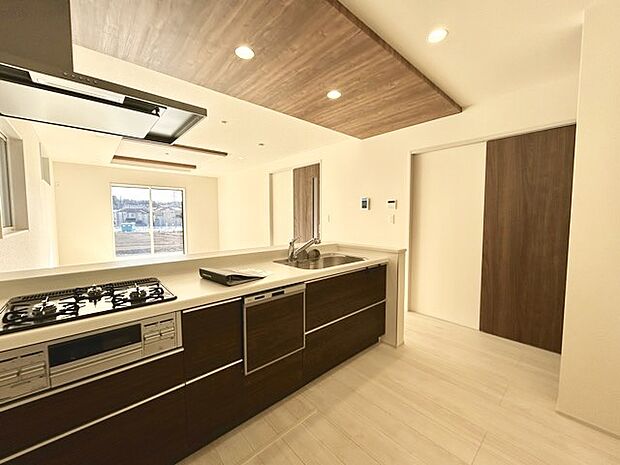 家族が一番集まる場所だから広々としつつも素敵な空間であって欲しい。皆がくつろぐリビングからキッチンまでが一つに繋がる空間。