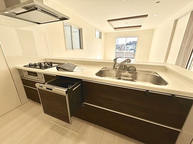 時短に活躍する食器洗浄機や一杯の水も楽しめる浄水器があるシステムキッチン。