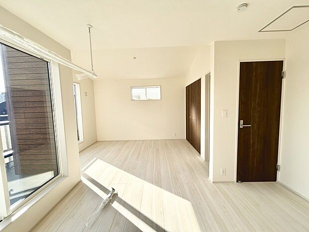 大きな開口部から明るい光が差し込む、日中の室内の明るさがこの部屋の魅力です。