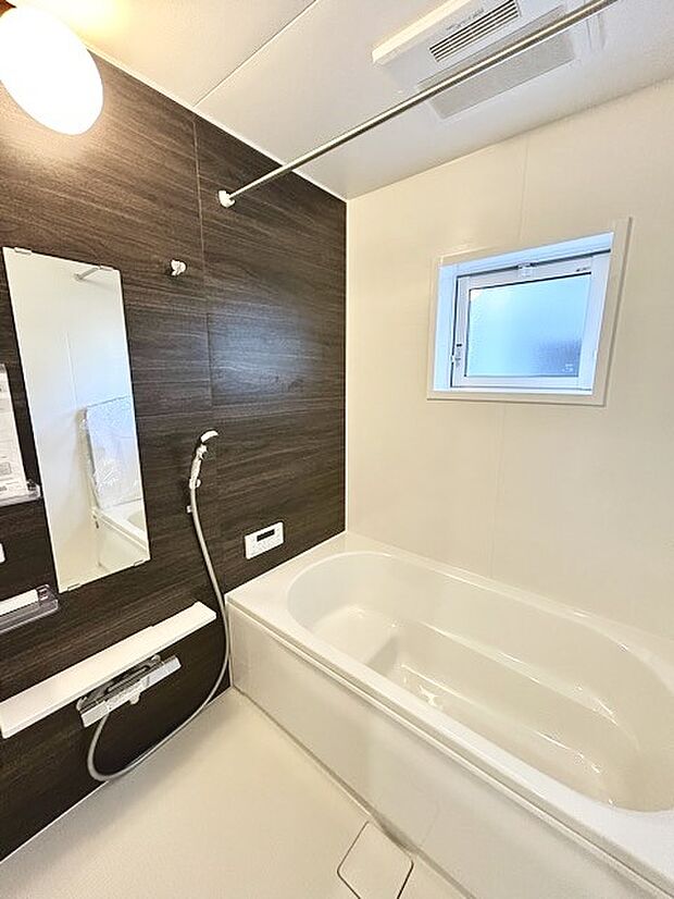 その日の疲れをゆっくりと落としてくれる場所、お子様との大事なひと時を楽しくしてくれる場所。曲線美も感じられるくつろぎのバスタブは、半身浴も楽しめる居心地の良さ。