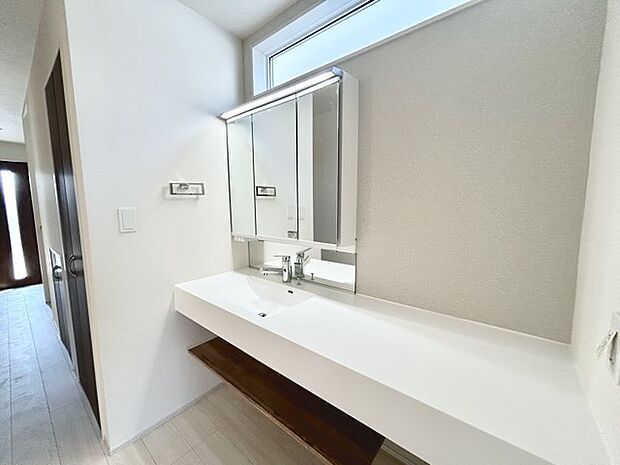 ゆとりの洗面スペースで朝の身支度もスムーズに行えます。