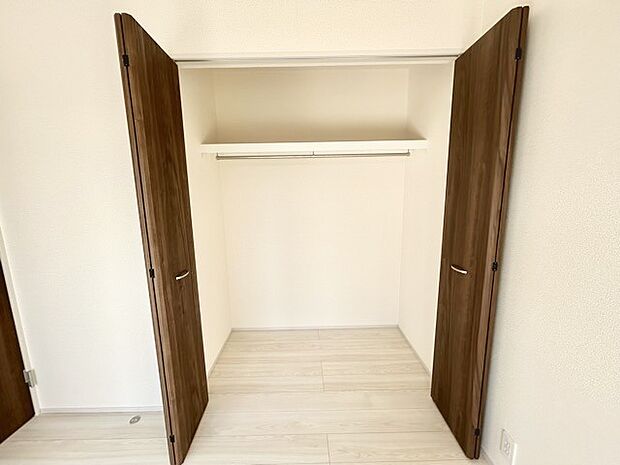 広々収納で、仕事着、普段着をまとめて収納できます。