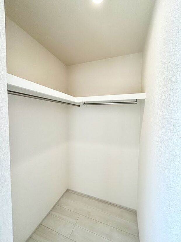 衣類の整理整頓に嬉しいクローゼット付きのお部屋。お子様のお部屋としても便利です。