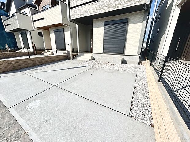 セカンドカーや来客時にも便利なカースペース2台分ございます。