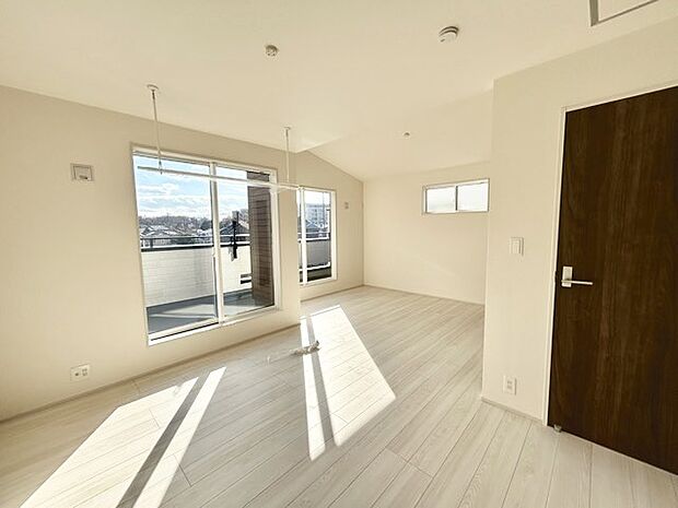 窓から眺める風景は一日の疲れを癒すヒーリングを奏でる、心地の良い時間を演出してくれます。室内も重要ですが、周りの環境もマイホーム選びの大事なポイント