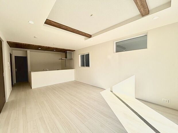 家族団欒のリビング。陽光差し込む食卓には家族の会話とスマイルが溢れます。いつまでもここで食卓を囲みたくなる、そう感じさせてくれるスペース。 