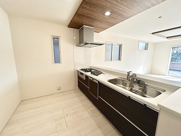 家族団欒のリビング。陽光差し込む食卓には家族の会話とスマイルが溢れます。いつまでもここで食卓を囲みたくなる、そう感じさせてくれるスペース。 