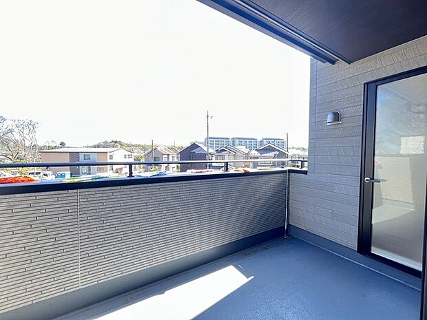 南側のお部屋から出入りできる、奥行きのあるワイドバルコニー。心地よい陽射しと暖かな風を楽しむことが出来ます。