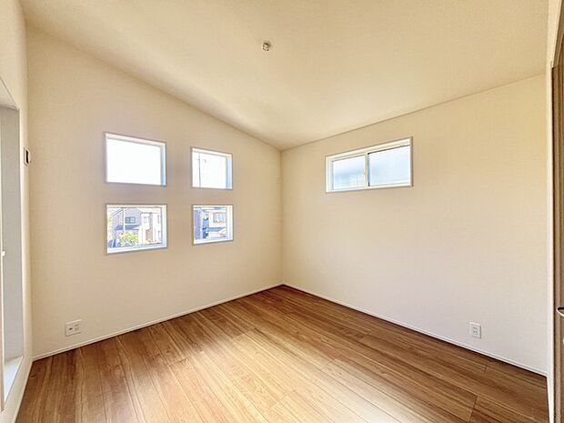 大きな開口部から明るい光が差し込む、日中の室内の明るさがこの部屋の魅力です。