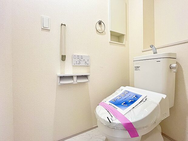 ウォシュレット機能付きのトイレ。収納もあり実用性も兼ね備えた造り。