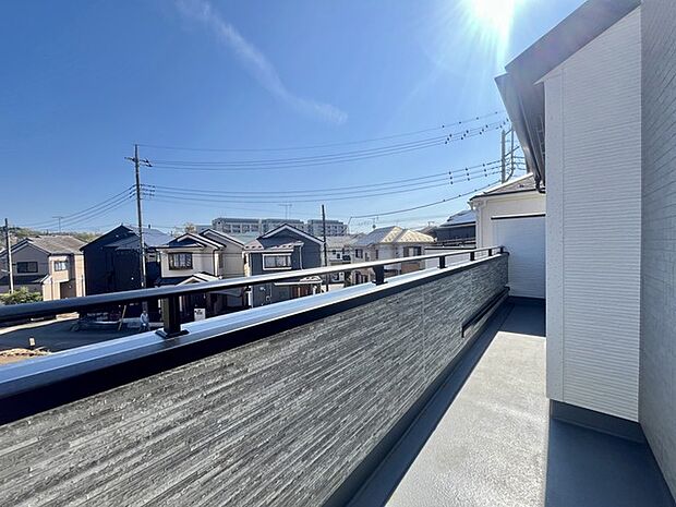 南側のお部屋から出入りできる、奥行きのあるワイドバルコニー。心地よい陽射しと暖かな風を楽しむことが出来ます。