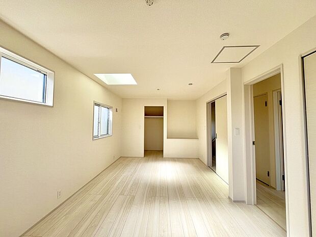 大きな開口部から明るい光が差し込む、日中の室内の明るさがこの部屋の魅力です。