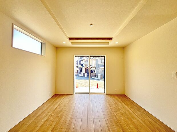家族や友人、両親、親戚とこれから沢山の時間を紡ぐのだろう。そこを彩るのは窓から見える青い空、心地よい緑。そんなイメージが膨らむリビングスペース。