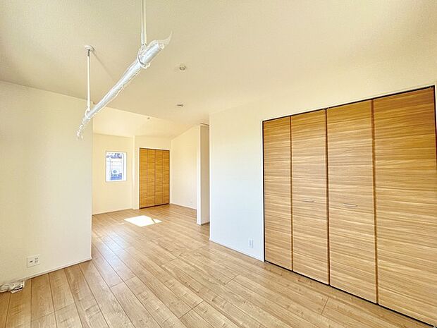 大きな開口部から明るい光が差し込む、日中の室内の明るさがこの部屋の魅力です。