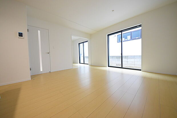 いつも家族の集まるリビングは広々とした14.62帖。通風・採光にも優れ、心安らぐ風と光がたえない空間。汎用性に富んだ居住スペースと、高揚感さえも与えてくれる住空間です。 