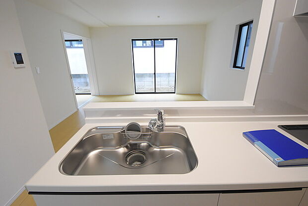 リビングにいる家族の顔が見渡せるカウンターキッチン。お料理もより一層おいしく、楽しく。食器棚を背面に設置しても十分な広さを確保しています。 