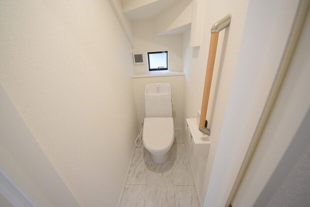 1.2階にそれぞれトレイがございます。朝の混雑時に分散して利用できるほか、ゲスト用としても使い分けることもできます。 