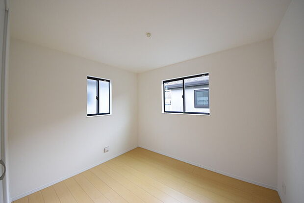 今からここを誰のお部屋にしようか、そんな洋室。大きさは5.75帖です。 