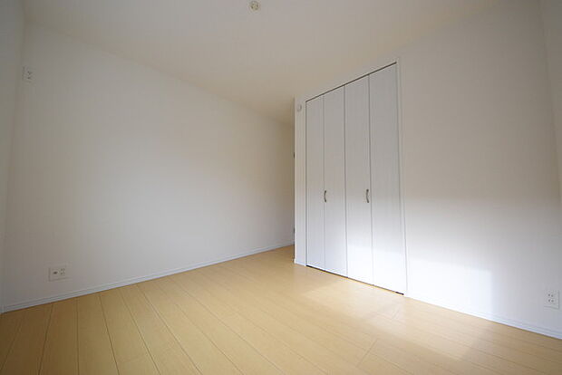 どんな家具にでも相性が良い清潔感ある白色調のクロスを採用。主張しすぎない配色、耐久性にも優れた床材は日々のメンテナンスも楽に、快適に過ごして頂けるよう考えられています。 