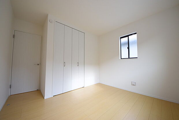 二階の東南角部屋。今からここを誰のお部屋にしようか、そんな洋室。大きさは5.75帖です。 