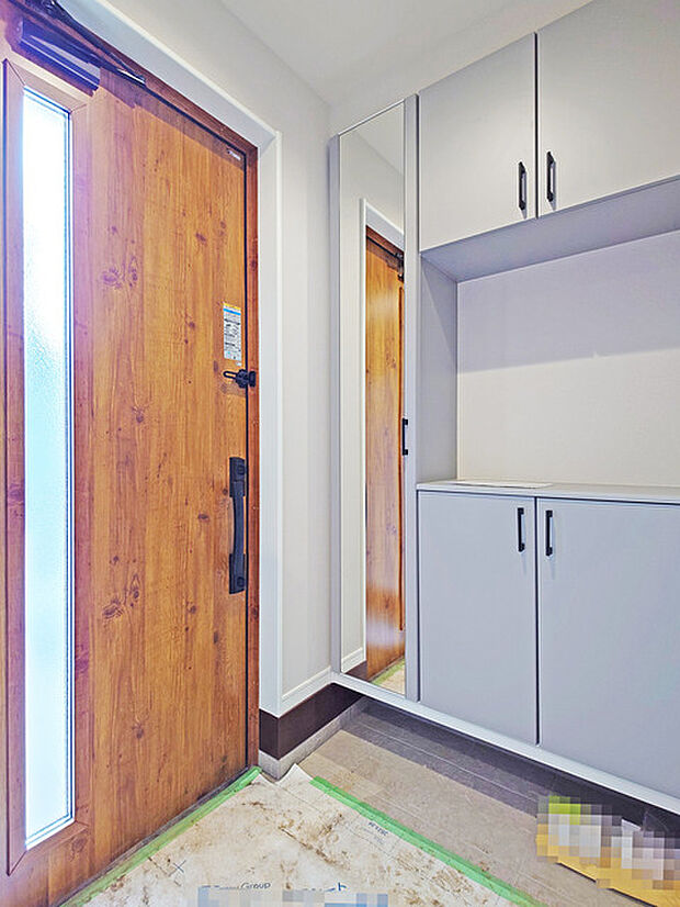 明るく開放的な玄関、靴の脱ぎ履きもしやすく、収納も豊富でご家族皆様の靴をスッキリ収納できます。