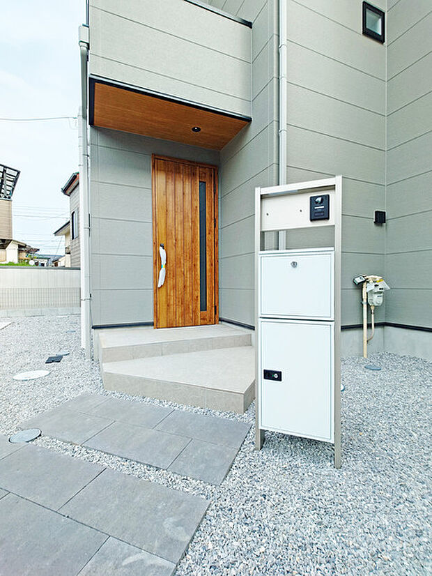外出中で不在時や、在宅中でも手を離せない時に便利な宅配ボックス付きの門柱。