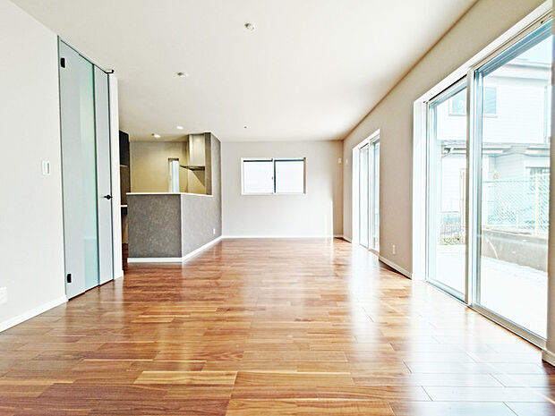 大きな開口部から明るい光が差し込むリビング。日中の室内の明るさがこの部屋の魅力です。 