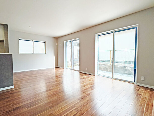 家族の集うリビングには色々な方向から光が差し込む設計に。家族のコミュニケーションが弾むスポットだから明るい雰囲気であってほしい。