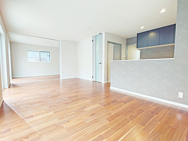 家族が一番集まる場所だから広々としつつも素敵な空間であって欲しい。皆がくつろぐリビングからキッチンまでが一つに繋がる空間。