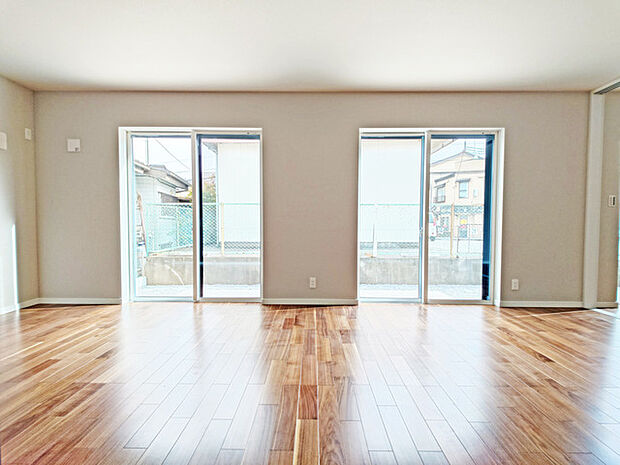 家族や友人、両親、親戚とこれから沢山の時間を紡ぐのだろう。そこを彩るのは窓から見える青い空、心地よい緑。そんなイメージが膨らむリビングスペース。