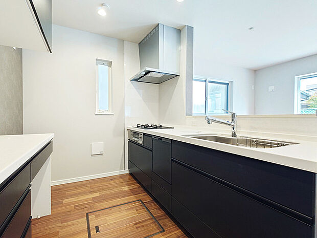 リビングにいる家族の顔が見渡せるカウンターキッチン。お料理もより一層おいしく、楽しく。食器棚を背面に設置しても十分な広さを確保しています。