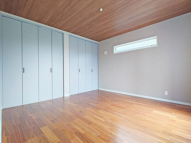 ゆとりの約8帖ある寝室、陽光が入りやすく朝の目覚めも気持ち良く起こしてくれます。