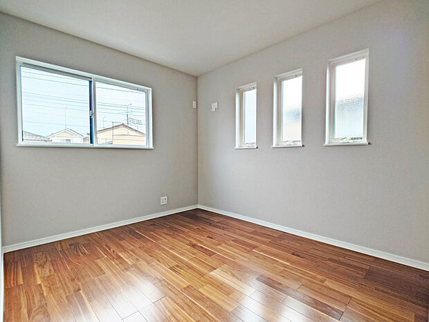 衣類の整理整頓に嬉しいクローゼット付きのお部屋。お子様のお部屋としても便利です。