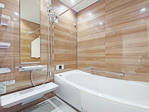 その日の疲れをゆっくりと落としてくれる場所、お子様との大事なひと時を楽しくしてくれる場所。曲線美も感じられるくつろぎのバスタブは、半身浴も楽しめる居心地の良さ。