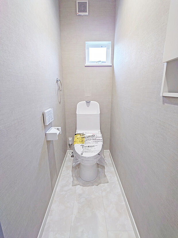ウォシュレット機能付きのトイレ。換気のしやすい窓付きで、収納もあり実用性も兼ね備えた造り。 