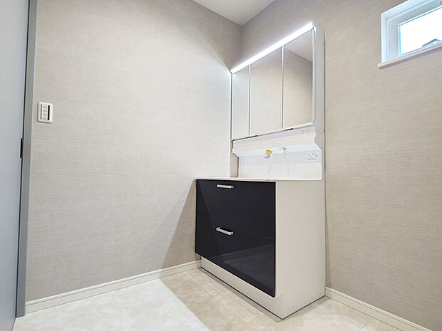 ゆとりの洗面スペースで朝の身支度もスムーズに行えます。 