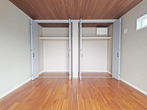 広々収納で、仕事着、普段着をまとめて収納できます。