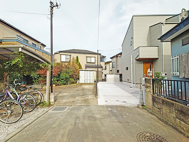 前面道路は通り抜けができないため、交通量が少なく静かな住環境です。