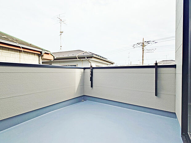 広めのバルコニーは風通しも良くお洗濯物もしっかりと干すことができます!