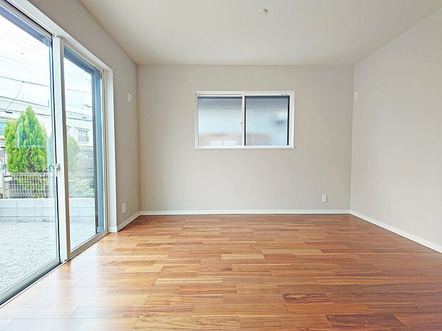 扉を開放するとLDKと洋室を一体利用できる空間!扉を閉めると独立した空間としても活用できます。