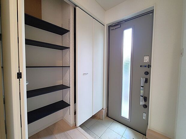 明るく開放的な玄関、靴の脱ぎ履きもしやすく、収納も豊富でご家族皆様の靴をスッキリ収納できます。