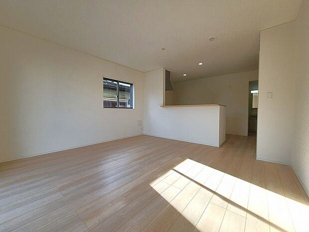 家族団欒のリビング。陽光差し込む食卓には家族の会話とスマイルが溢れます。いつまでもここで食卓を囲みたくなる、そう感じさせてくれるスペース。