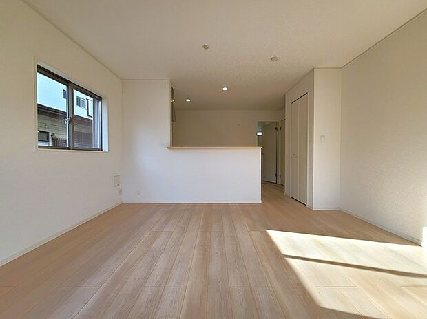 家族団欒のリビング。陽光差し込む食卓には家族の会話とスマイルが溢れます。いつまでもここで食卓を囲みたくなる、そう感じさせてくれるスペース。 