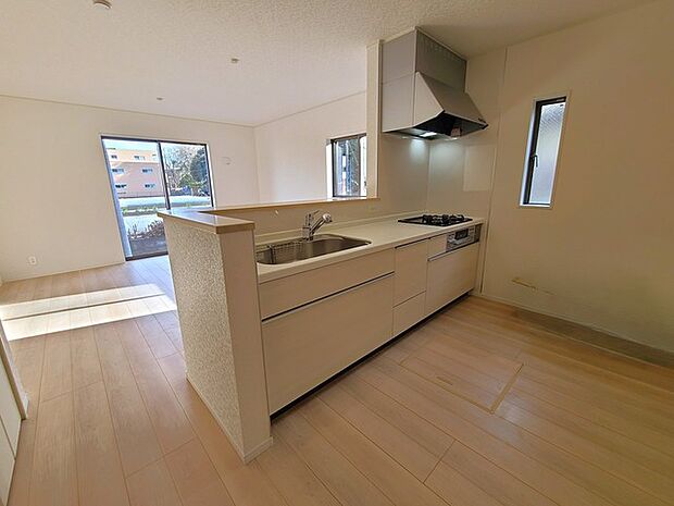 リビングにいる家族の顔が見渡せるカウンターキッチン。お料理もより一層おいしく、楽しく。食器棚を背面に設置しても十分な広さを確保しています。 