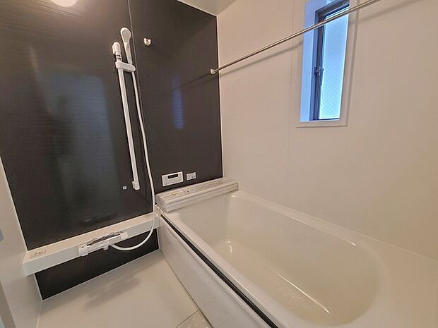 一緒にお風呂に入っている子供達の声がリビングまで聞こえてきそうな広々とした1坪バス