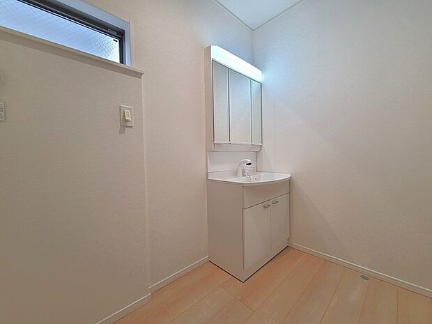 使い勝手の良い洗面台、窓があることで換気もしやすく清潔感のある空間を保てます。