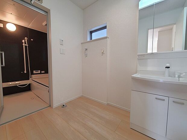ゆとりの洗面スペースで朝の身支度もスムーズに行えます。